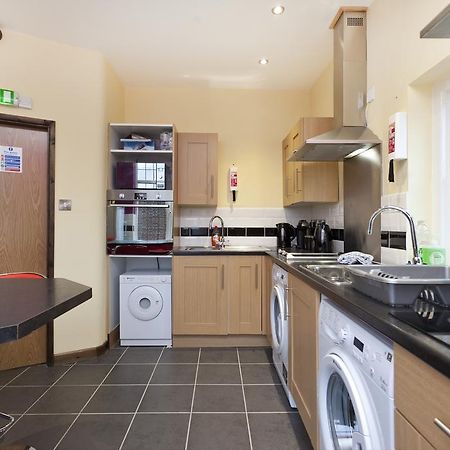 Foresters Inn Apartment - City Centre By Victoria Centre Shopping Centre - Your Own 5 Double Bedrooms Private Apartment With 3 Bathrooms And Full Kitchen To Cook As You Would At Home - Outdoor Parking For Cars Or Vans At Five Pounds A Day Нотингам Стая снимка